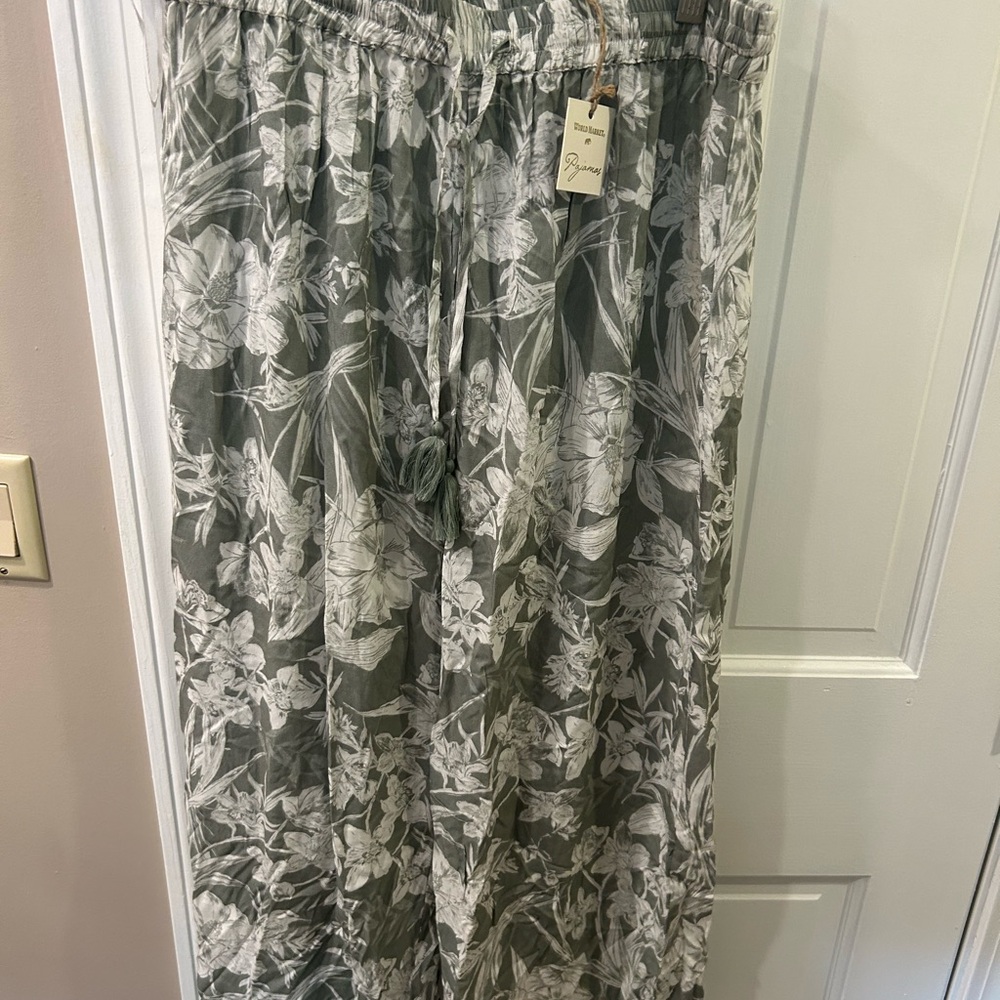 World Market pajama bundle set sage green floral  w robe and pants size L/Small - Picture 6 of 12